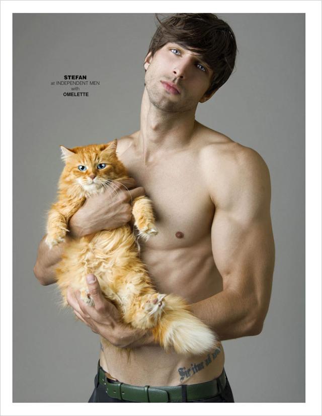 Irezistibil! Modele masculine super sexy, într-o ședință foto alături de pisici
