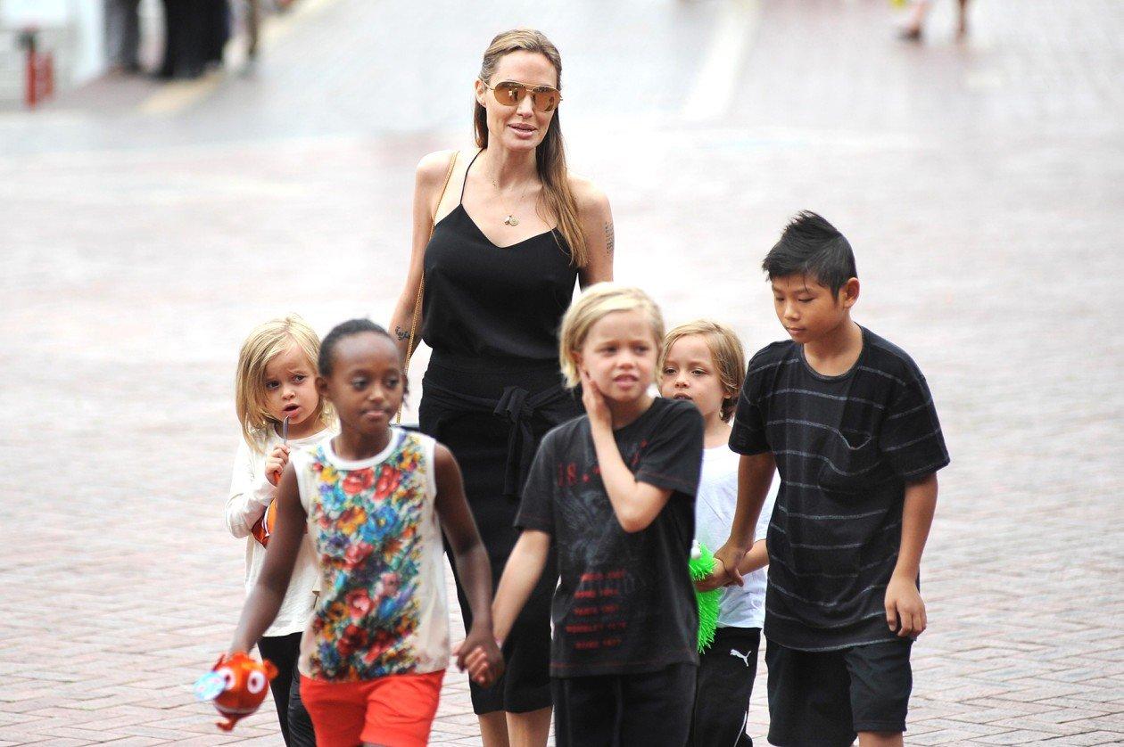 Дети Анджелины Джоли хотят избавиться от фамилии Питт