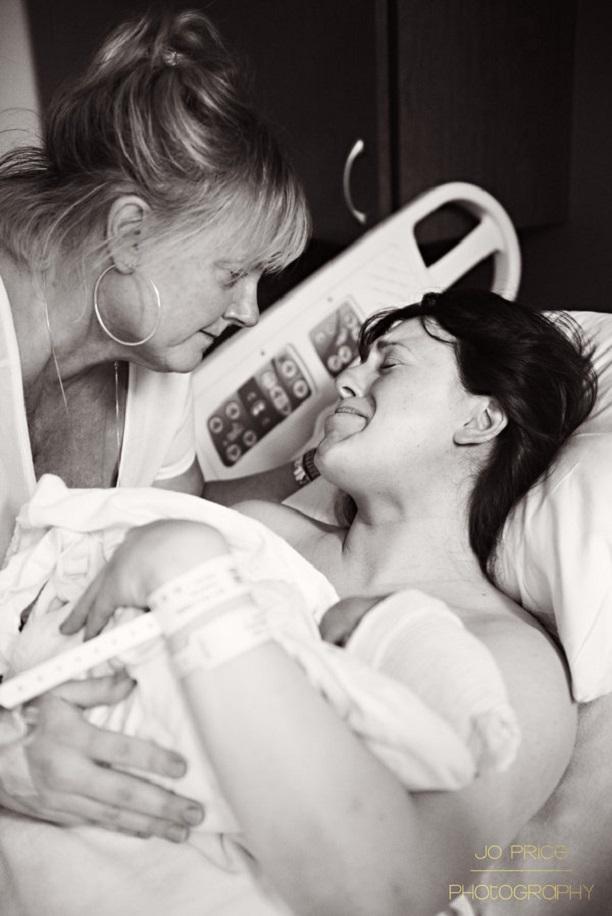 Сеть покорили эмоциональные снимки женщин, которых на родах поддерживают их мамы