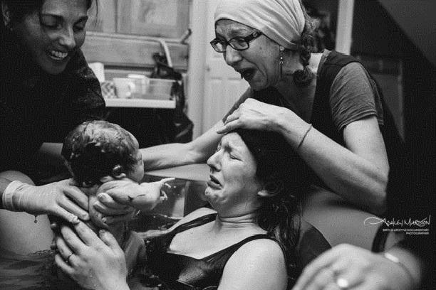 Internetul a fost cucerit de o serie de fotografii emoționante ale femeilor susținute la naștere de mamele lor