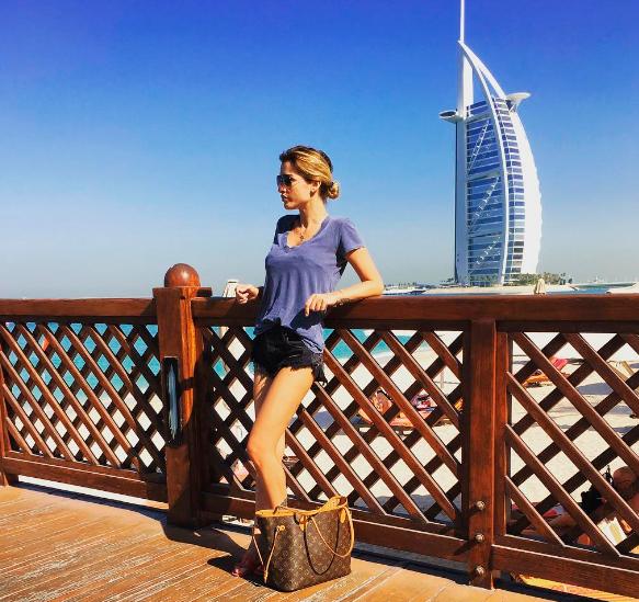 Ксения Бородина радует поклонников фото в мини-бикини из Дубая
