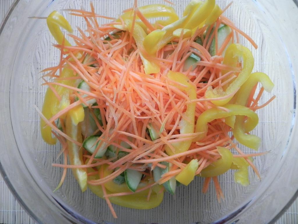 Salată cu bostănei în stil coreean de la Maria Andriuță