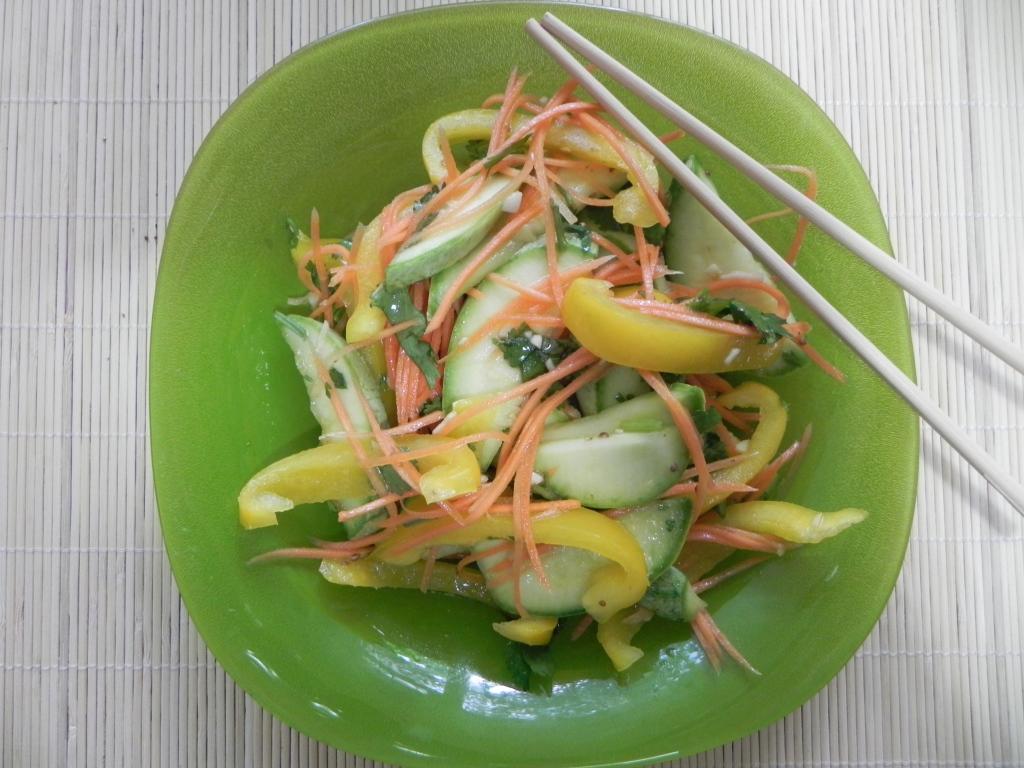 Salată cu bostănei în stil coreean de la Maria Andriuță