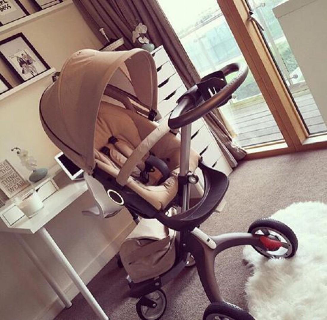 Ksenya Sobchak oferă în dar internauților căruciorul fiului!