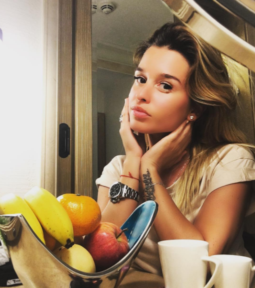 Ксения Бородина показала, как бабушка учит ее дочь играть в домино