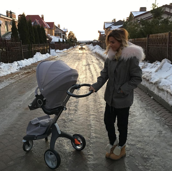 Ксения Бородина показала, как бабушка учит ее дочь играть в домино