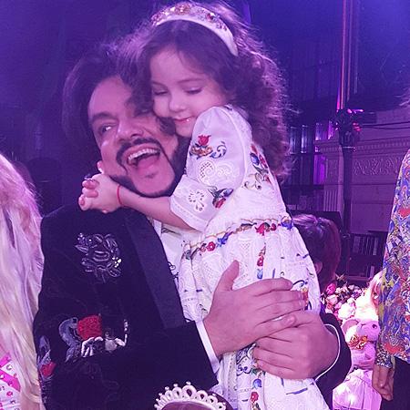 Fiica lui Filipp Kirkorov și-a celebrat a 5-a aniversare! Petrecerea a fost ruptă din basme (Video)