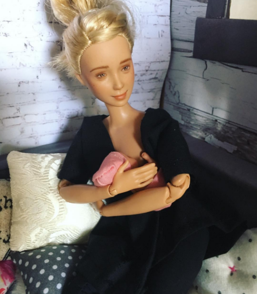Австралийка создала Барби, кормящую грудью малыша