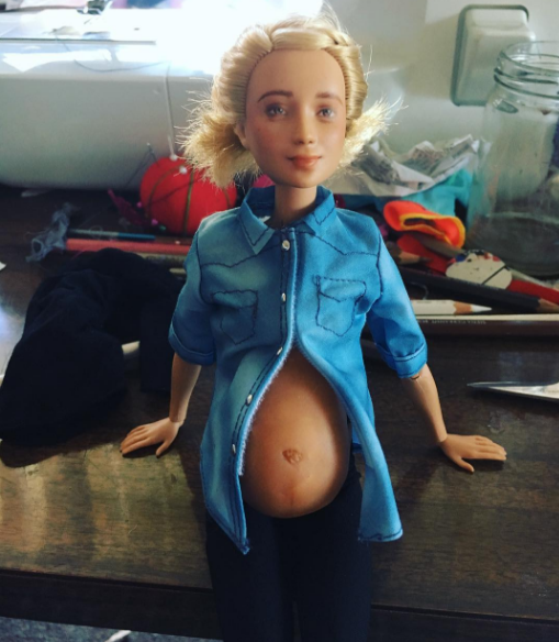 Австралийка создала Барби, кормящую грудью малыша