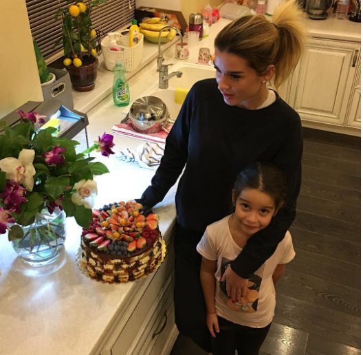 СМИ и поклонники решили, что Бородина ждет третьего ребенка