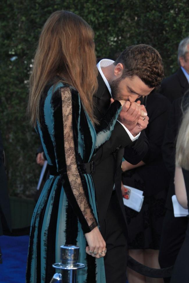 Justin Timberlake este mai indragostit ca niciodata! O soarbe din priviri chiar si dupa 4 ani de mariaj