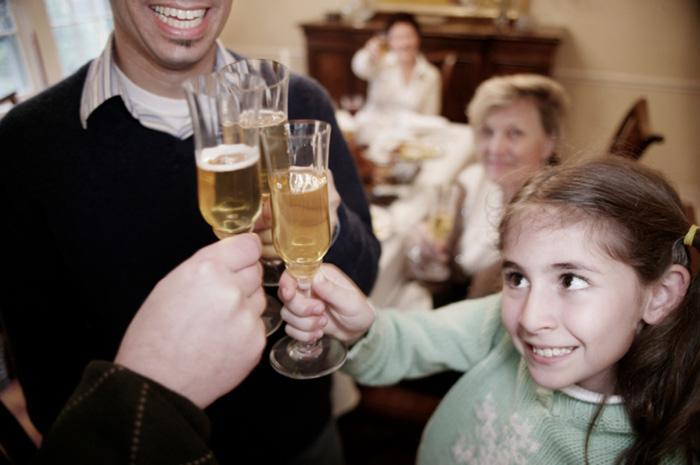 Actual în ajunul sărbătorilor: copiii și alcoolul