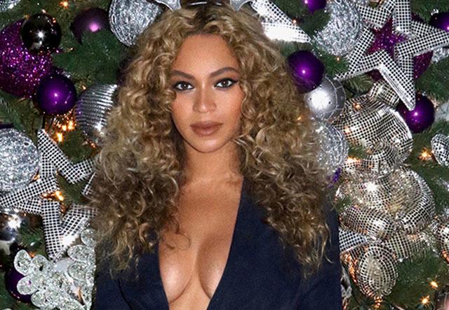 Beyonce și-a împodobit nu unul, ci trei brazi de Crăciun. Ce ținută provocatoare a ales vedeta pentru a-și prezenta decorațiile din casă