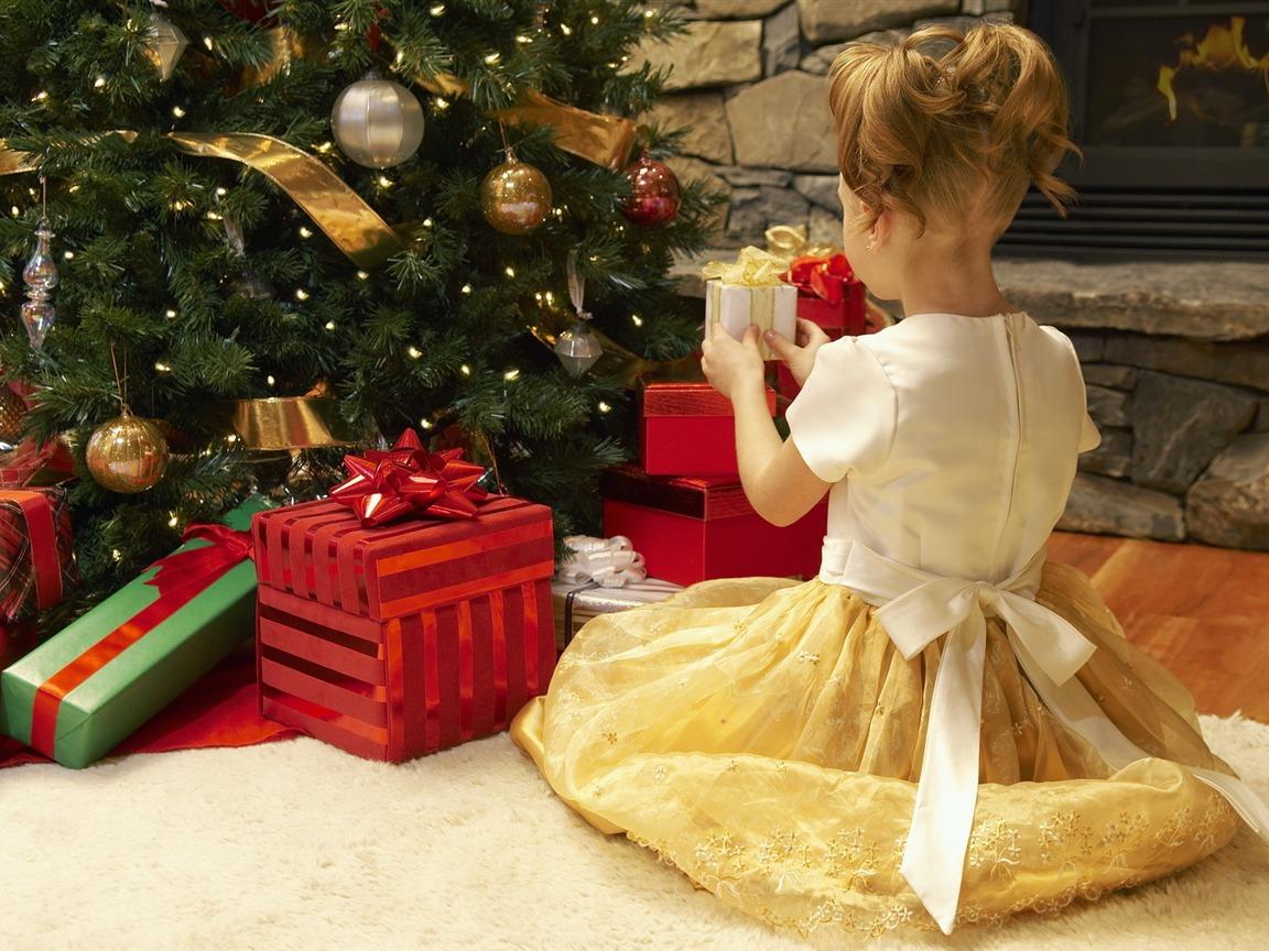 Prea multe cadouri de Crăciun nu le fac bine copiilor. Sfaturile psihologilor