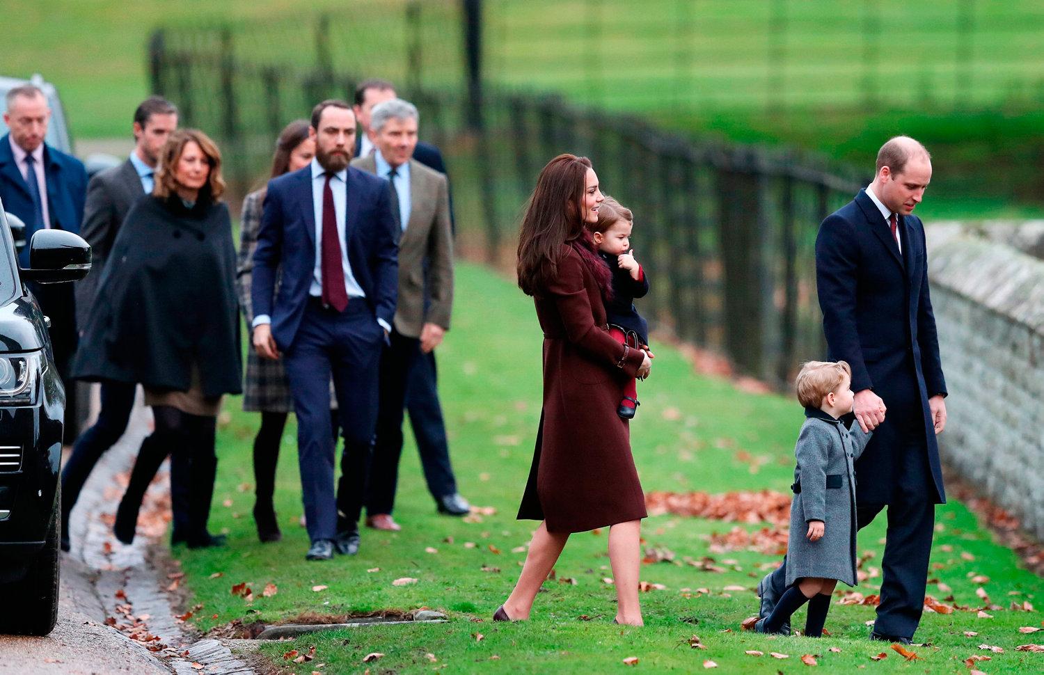 Принц Джордж и принцесса Шарлотта впервые посетили рождественскую службу вместе с семьей