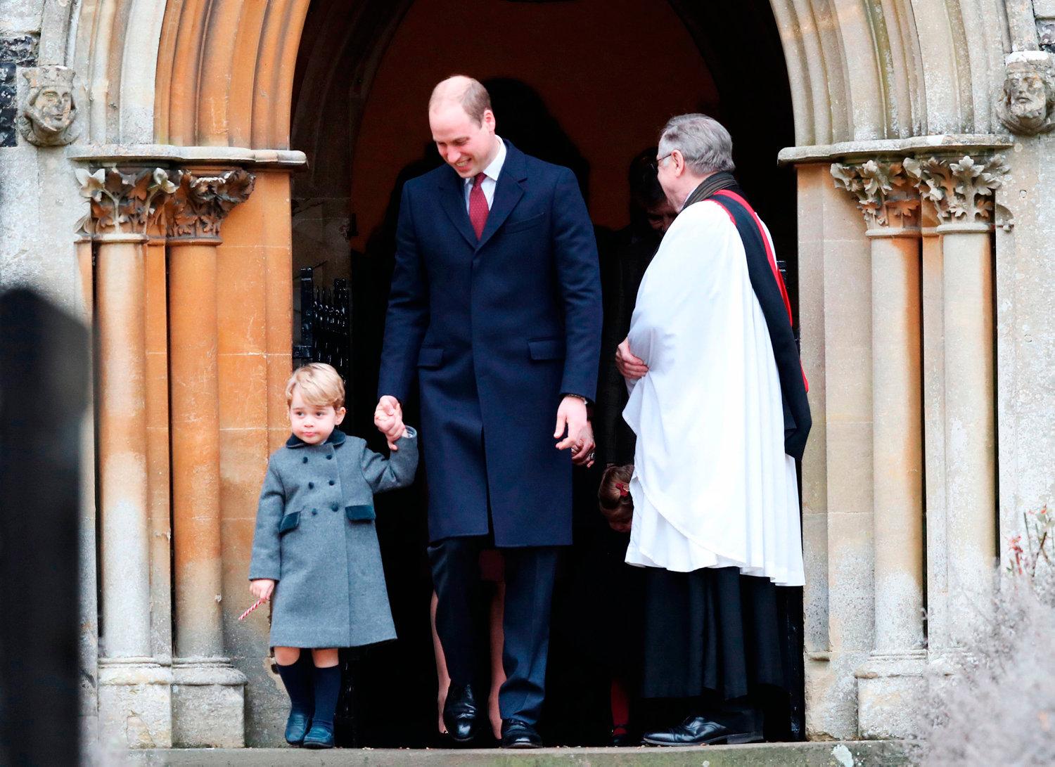 Prinții George și Charlotte, surprinși în timpul primei lor slujbe religioase de Crăciun