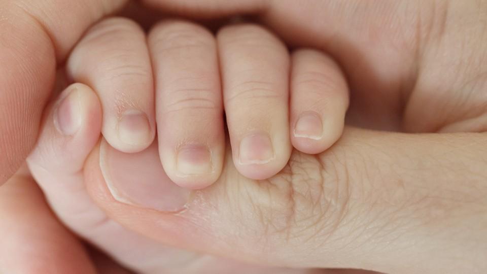 Старейшая суррогатная мать в мире родила свою внучку