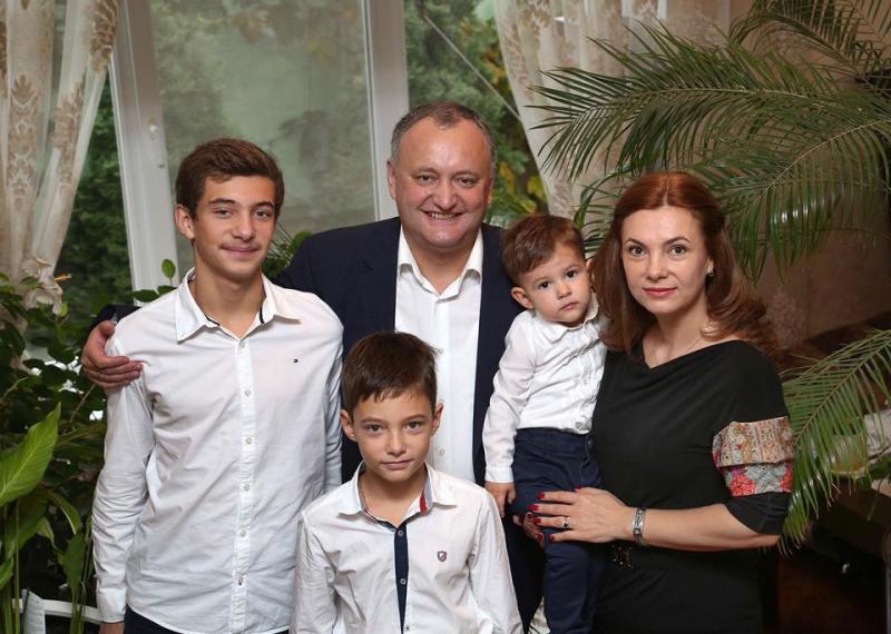 Sărbătoare în familia președintelui. Mezinul Nicolae este omagiat