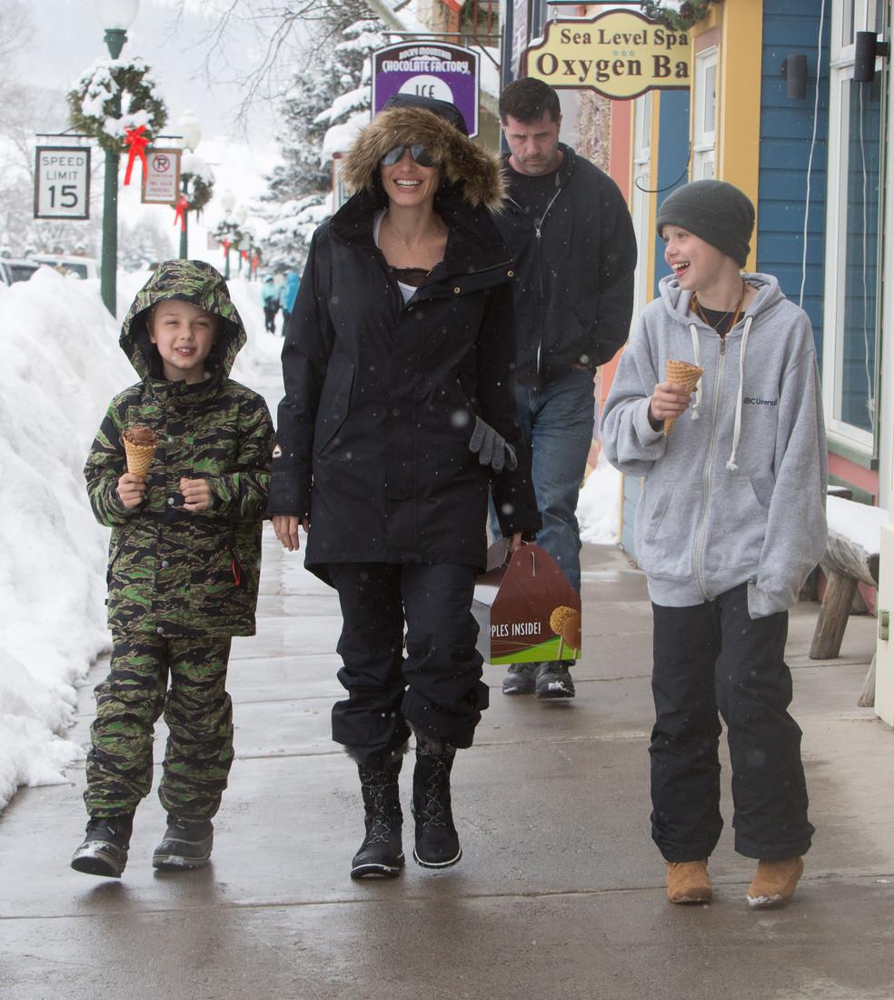 Анджелина Джоли отдыхает с детьми на горнолыжном курорте и кормит их мороженым