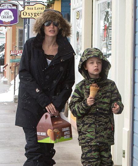 Анджелина Джоли отдыхает с детьми на горнолыжном курорте и кормит их мороженым