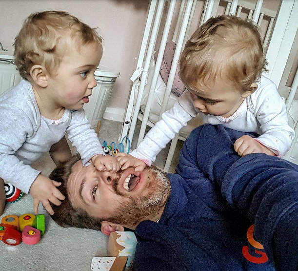 „Scoateți ochelarii roz!” Viața reală a unui tată a patru copii