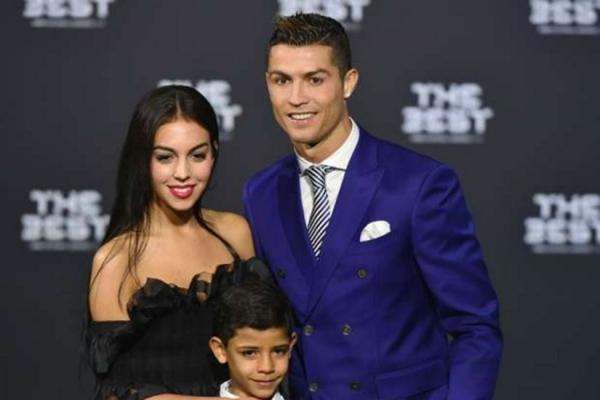 Cristiano Ronaldo, aparitie impecabila alaturi de iubita si fiul sau