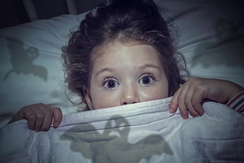 Copilul se teme să doarmă singur: 8 metode de a combate fricile de noapte
