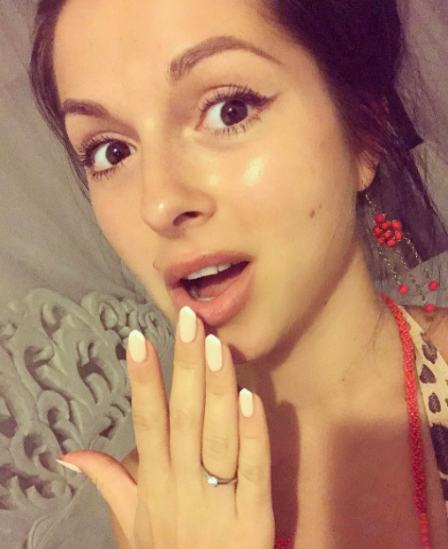 «Невеста я»: певица Нюша показала помолвочное кольцо