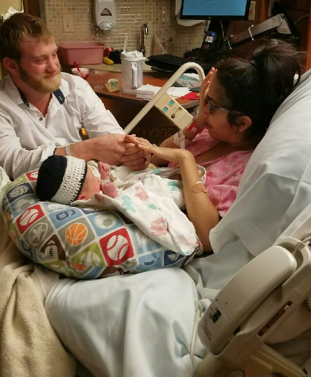 Новорожденный ребенок помог папе сделать предложение маме