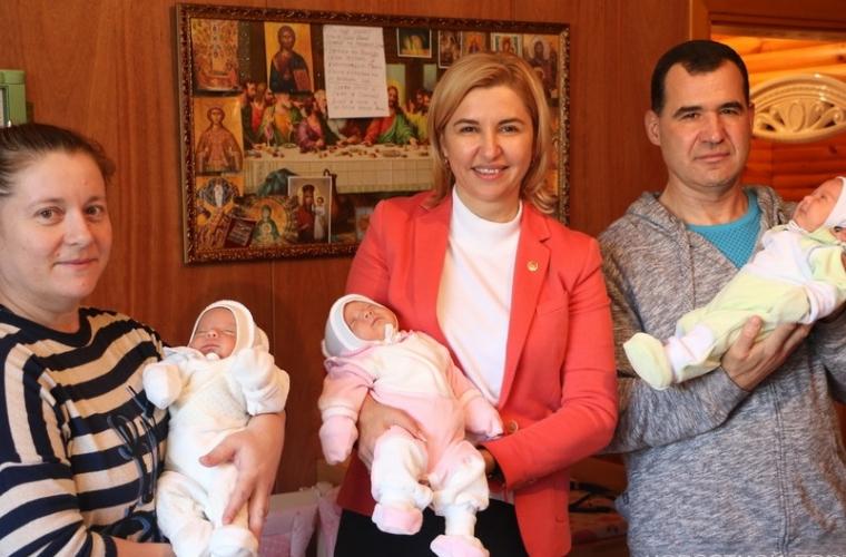 O familie din Găgăuzia a primit mii de lei pentru naşterea tripleţilor