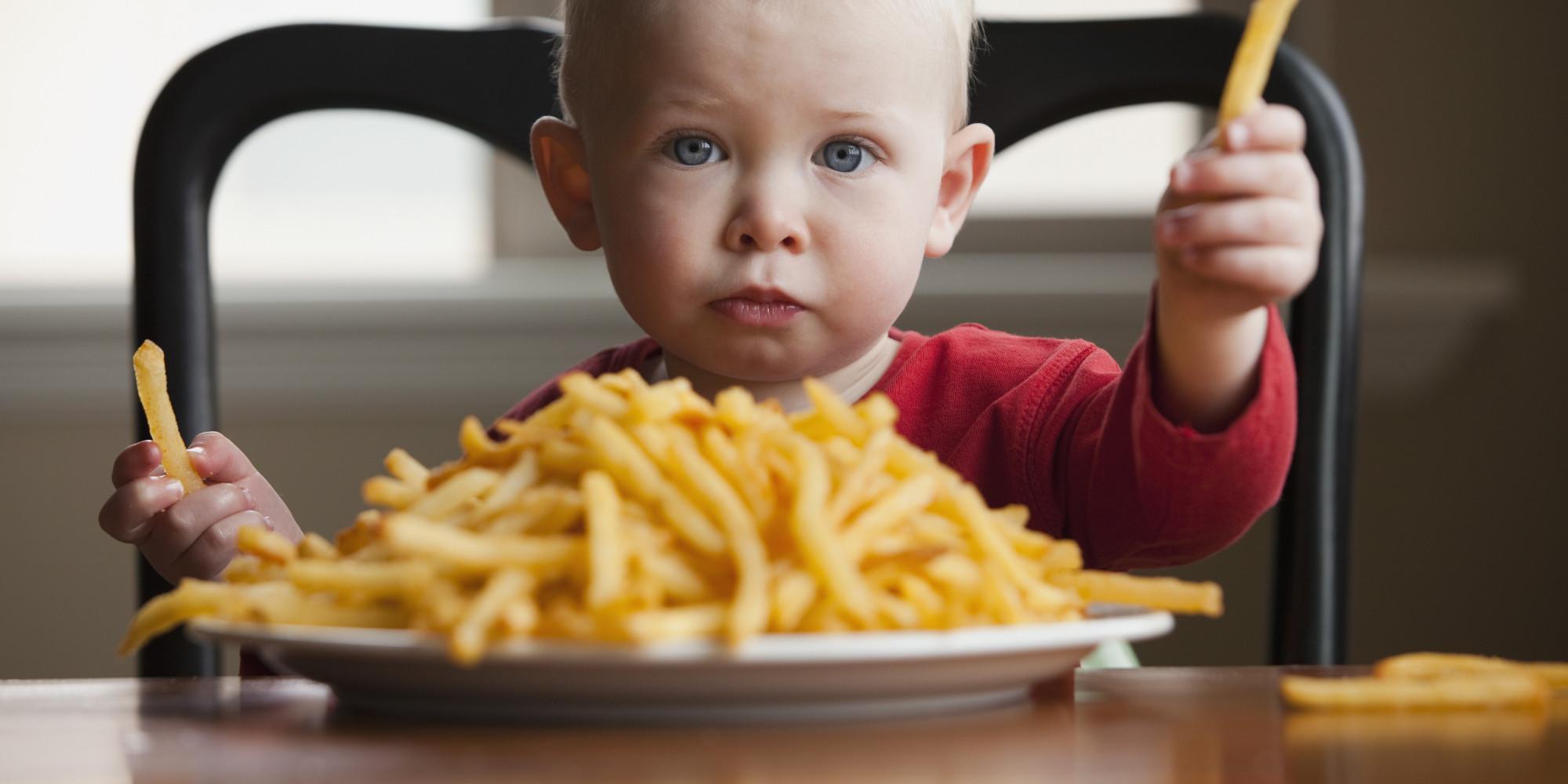 Mîncarea de tip fast-food provoacă alergii şi astm la copii