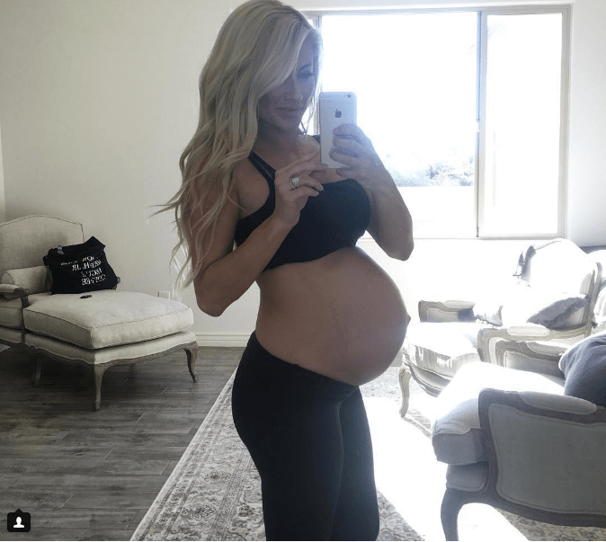 Фитнес-блогер показала фото своего живота через месяц после родов. И там нет кубиков пресса