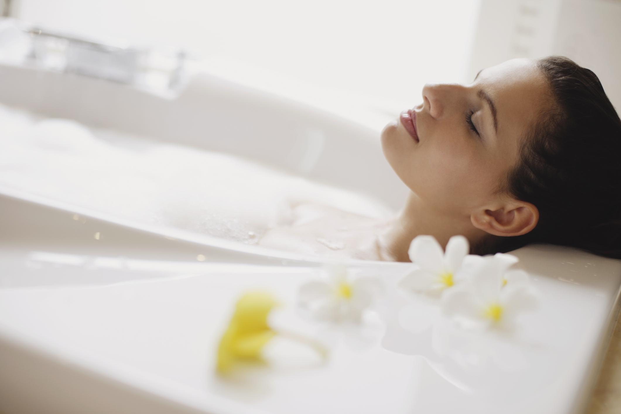 Что добавлять в ванну, чтобы сделать процедуру полезной: 6 рецептов для красоты и здоровья