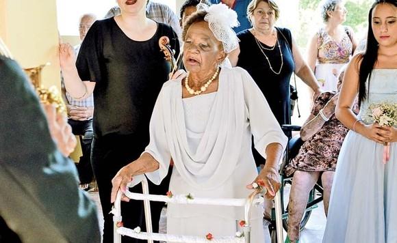 Niciodata nu e prea tarziu! O femeie de 106 ani s-a logodit cu un tinerel