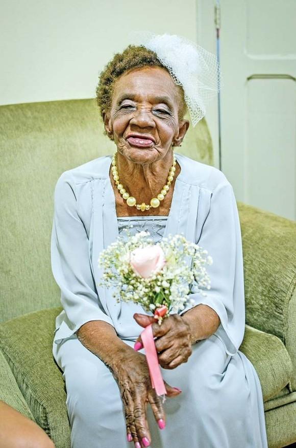 Niciodata nu e prea tarziu! O femeie de 106 ani s-a logodit cu un tinerel