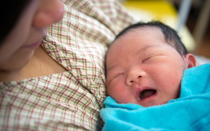 В Китае женщина родила ребенка, зачатого 16 лет назад