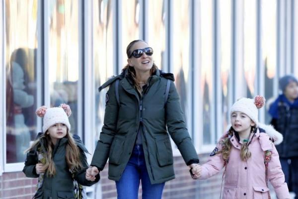 Gemenele actritei Sarah Jessica Parker, adorabile la o plimbare cu mama lor. Sunt cele mai stilate fetite din New York
