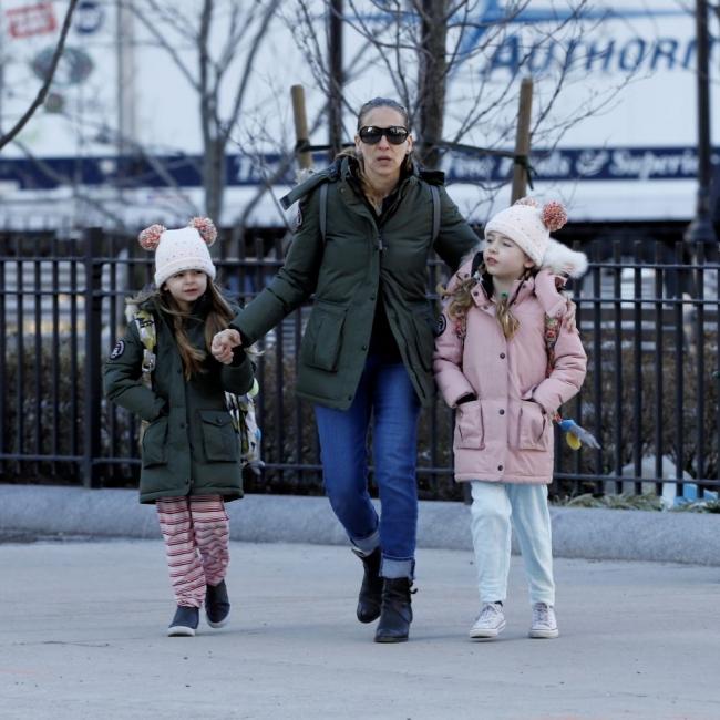 Gemenele actritei Sarah Jessica Parker, adorabile la o plimbare cu mama lor. Sunt cele mai stilate fetite din New York