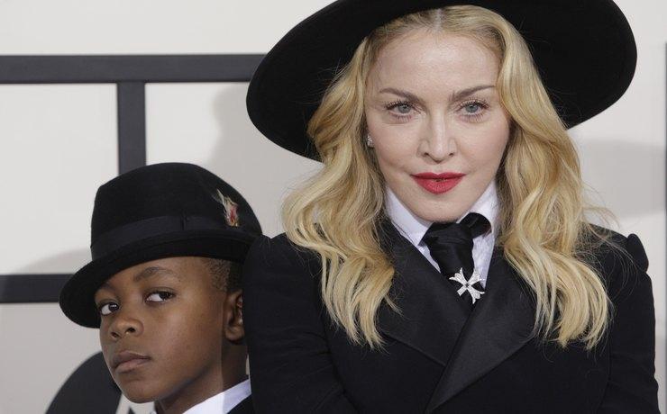 Мадонна поделилась первым фото с приемными близняшками из Малави