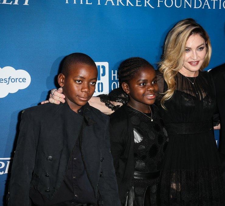 Мадонна поделилась первым фото с приемными близняшками из Малави