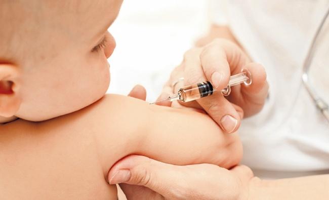 После прививки: надо ли бороться с реакцией на вакцину