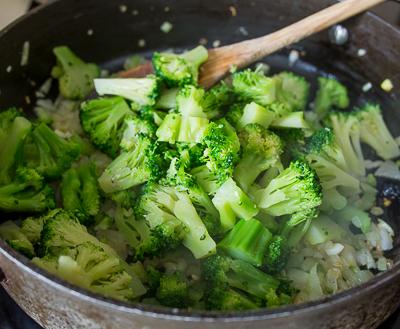 Pui cu broccoli în sos de frișcă
