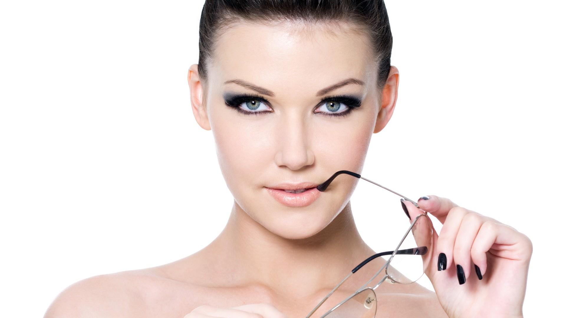 După sticlă: Make-up pentru femeile care poartă ochelari