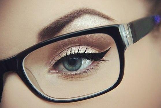 Избегайте ошибок при макияже с очками