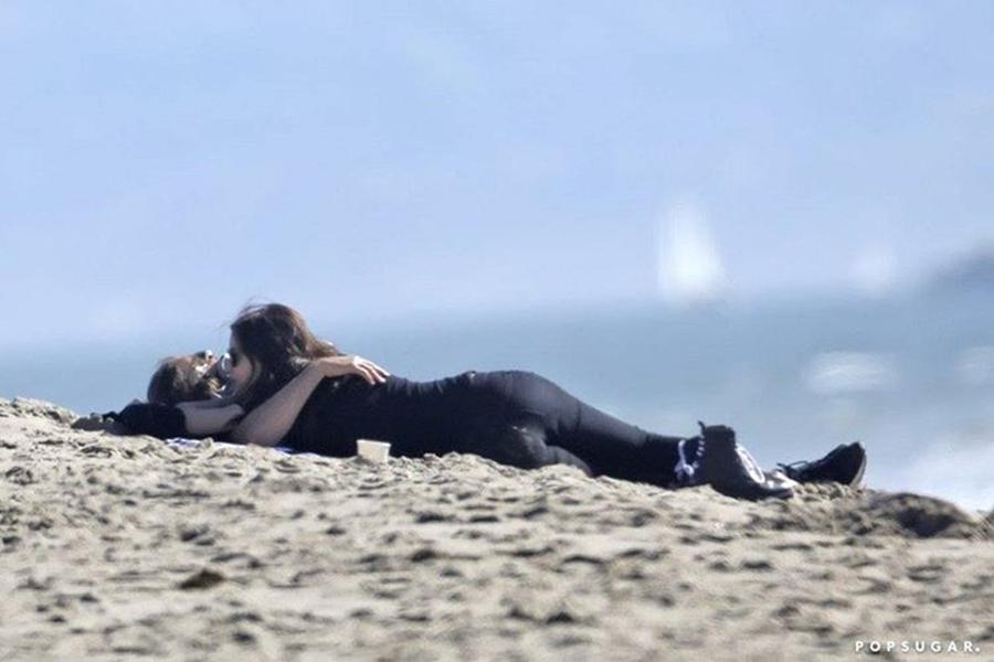 Departe de toți și toate! Irina Shayk și Bradley Cooper au marcat dragostea pe malul oceanului