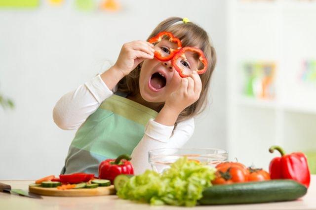 Дети должны играть с едой, утверждают ученые