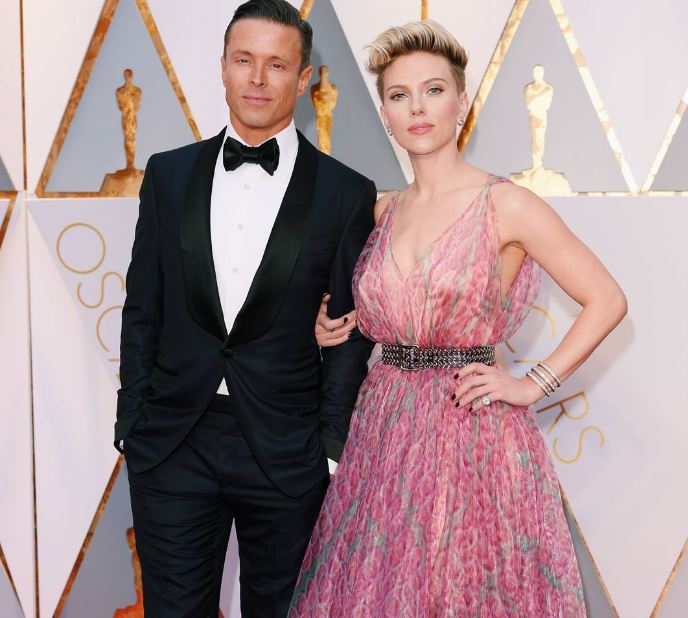 Scarlet Johansson are un nou iubit? Află cine e bărbatul cu care și-a făcut apariția pe covorul roșu de la Premiile Oscar