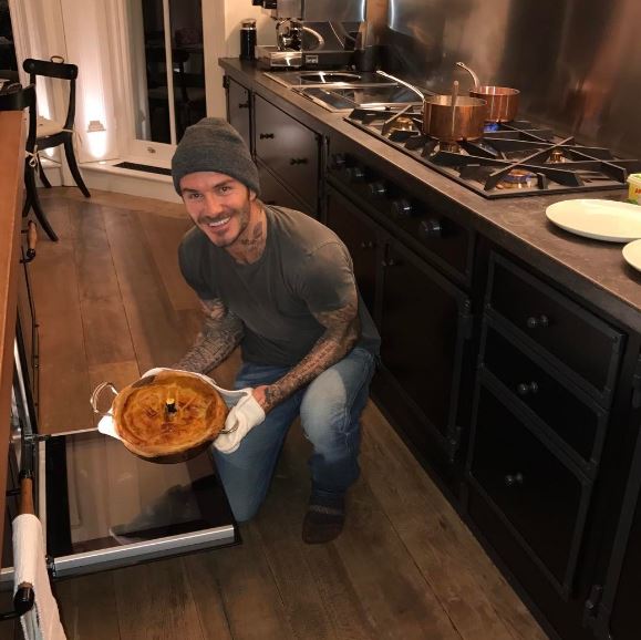 Дэвид Бекхэм показал, как печет блины для детей