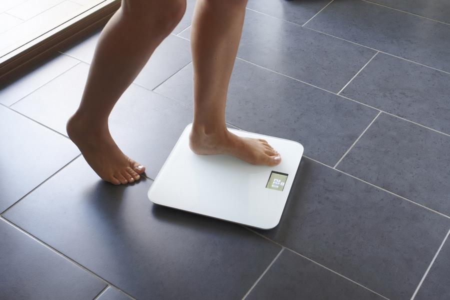 Ученые рассказали, почему женщины продолжают набирать вес после родов