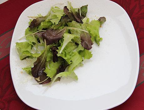 Salată cu sfeclă coaptă și brânză